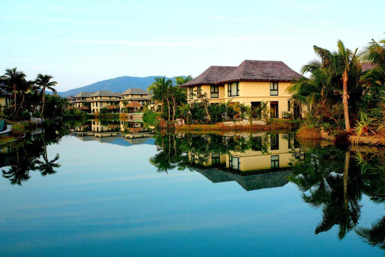 Sanya yalong bay villas spa. Yalong Bay Golf Club. Ялунвань. Отели Ялонг Бэй Хайнань. Вилла на острове Хайнань.