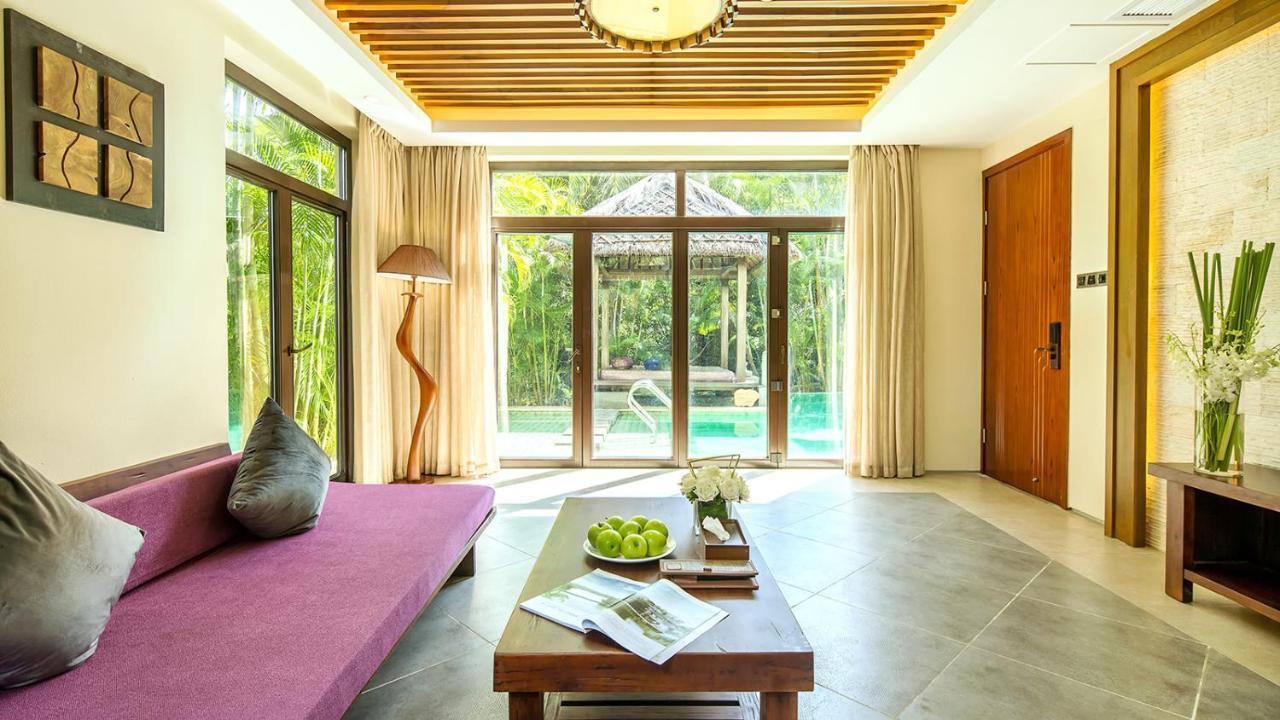 Sanya yalong bay villas spa. Yalong Bay Villas & Spa. Вилла в Хайнань. Квартира Санья. Остров Хайнань апартаменты.